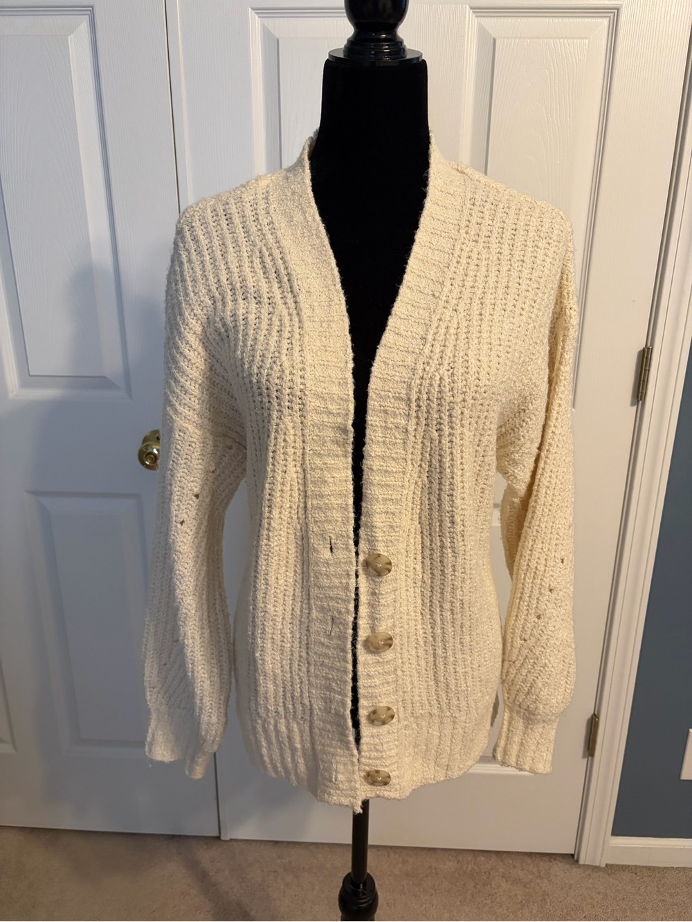 American Eagle Outfitters Cream Button-Front Cardigan Sz small, great condition